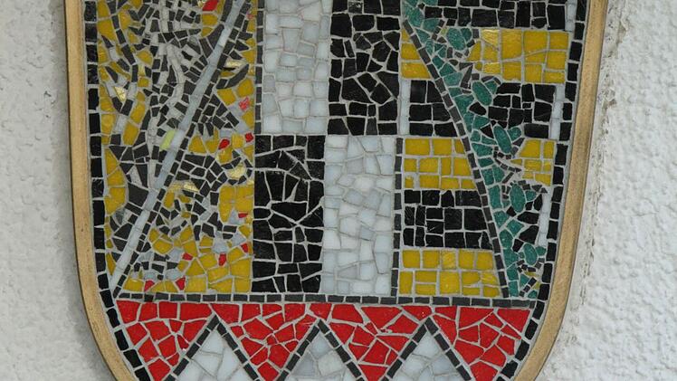 Links neben dem Eingang ist ein Mosaik mit dem oberfränkischen Wappen zu sehen. Foto: Sonja Adam