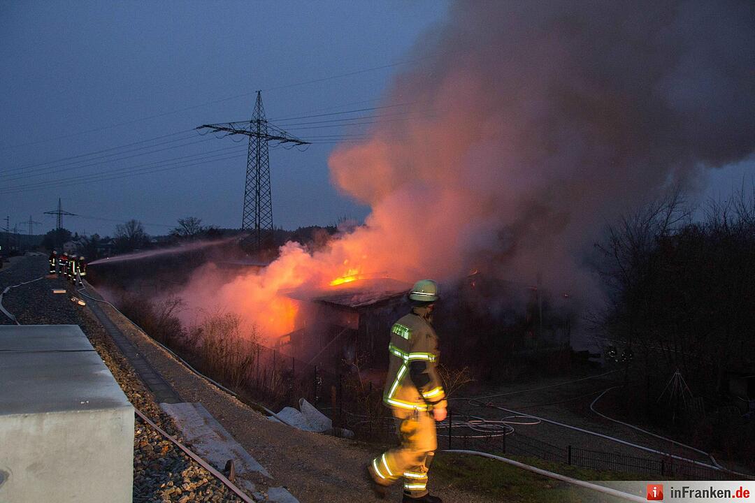 Lagerhalle bei Fürth brennt