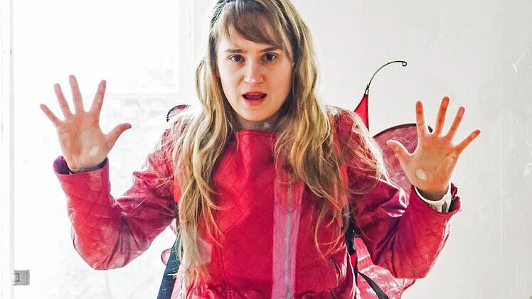 "Schlafen Fische?" - in Jens Raschkes Kinderstück spielt Anne Rieckhof die zehnjährige Jette. Die Aufführungen finden im Naturkundemuseuum statt. Foto: Jochen Berger