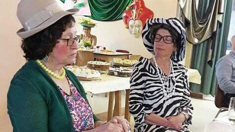 "Waltraud und Mariechen" machten eine kleine Raatsch-Pause beim Pressecker Seniorenfasching. Foto: Klaus Klaschka
