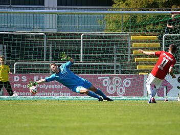 Der aus Kulmbach stammende SpVgg-Torwart Jonas Hempfling wurde zwei Mal nach einem Elfmeter &uuml;berwunden.  Foto: Peter Mularczyk