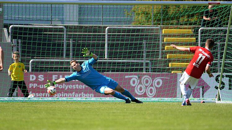 Der aus Kulmbach stammende SpVgg-Torwart Jonas Hempfling wurde zwei Mal nach einem Elfmeter &uuml;berwunden.  Foto: Peter Mularczyk