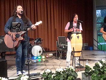 Eine musikalische Zeitreise durch fünf Jahrzehnte der Rock- und Popgeschichte machte die Partyband "Cräcker" bei ihrem Auftritt im Staatsbad. Das Trio gastierte im Rahmen der beliebten Veranstaltungsreihe "Feier-Laune" in der Wandelhalle. Foto: Rolf Pralle