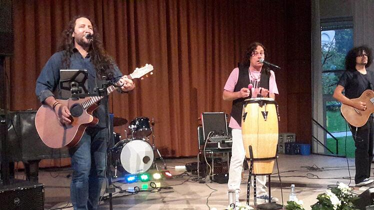 Eine musikalische Zeitreise durch fünf Jahrzehnte der Rock- und Popgeschichte machte die Partyband "Cräcker" bei ihrem Auftritt im Staatsbad. Das Trio gastierte im Rahmen der beliebten Veranstaltungsreihe "Feier-Laune" in der Wandelhalle. Foto: Rolf Pralle