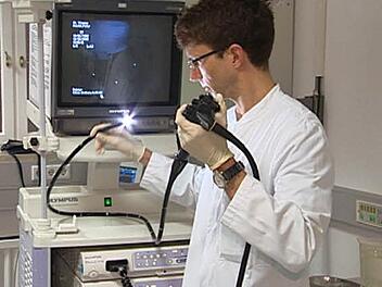 Die Darmspiegelung (Koloskopie) ist die sicherste Methode zur Früherkennung bei Darmkrebs. Zur Untersuchung des Darms nutzt der Arzt einen flexiblen Schlauch.  Foto: Archiv, Darmkrebszentrale