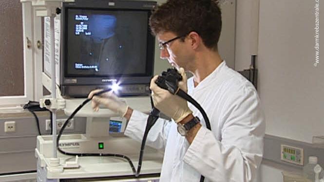 Die Darmspiegelung (Koloskopie) ist die sicherste Methode zur Früherkennung bei Darmkrebs. Zur Untersuchung des Darms nutzt der Arzt einen flexiblen Schlauch.  Foto: Archiv, Darmkrebszentrale