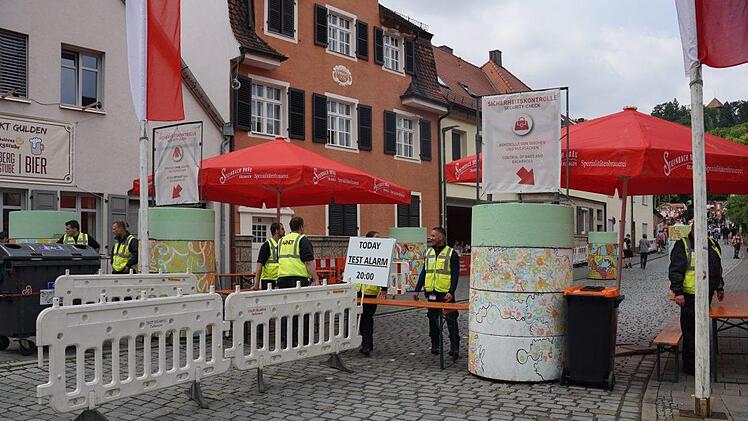 Betonpoller am Fuße vom Berg. Der Eingang mit Tasche ist rechts, der Eingang ohne Tasche links.  Foto: Pascale Ferry