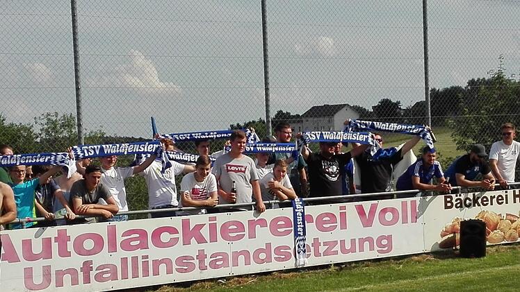 Alle Schals in die Höhe heißt es für den TSV Waldfenster ein zweites Mal, und zwar am Sonntag in Burglauer.Markus Behringer