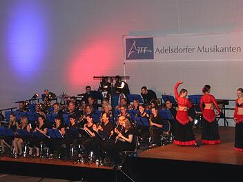 Highlight war die Tanzgruppe "Chakra Dance Company" aus Nürnberg, die einen Paso Doble aufs Parkett legte. Fotos: Johanna Blum