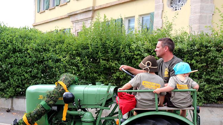 Auf dem alten Fendt sitzen die jüngsten Kerwasburschen Heiner und Josef. Foto: Johanna Blum
