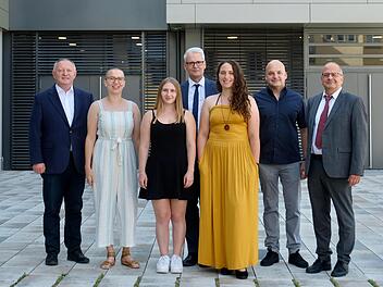 Besonders gewürdigt wurden Pauline Beck, Anika Derleth und Margherita Castronuova (vorn, von links). Es gratulierten Landrat Thomas Bold, stellvertretender Schulleiter Christian Zintl, Bürgermeister Michael Kastl und Schulleiter Georg Gißler.