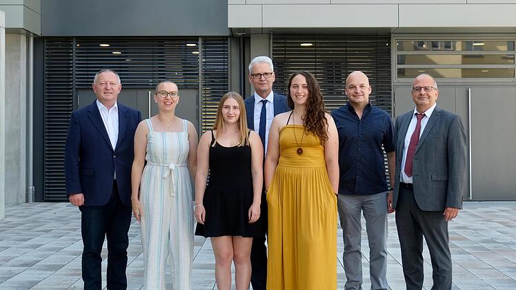 Besonders gewürdigt wurden Pauline Beck, Anika Derleth und Margherita Castronuova (vorn, von links). Es gratulierten Landrat Thomas Bold, stellvertretender Schulleiter Christian Zintl, Bürgermeister Michael Kastl und Schulleiter Georg Gißler.