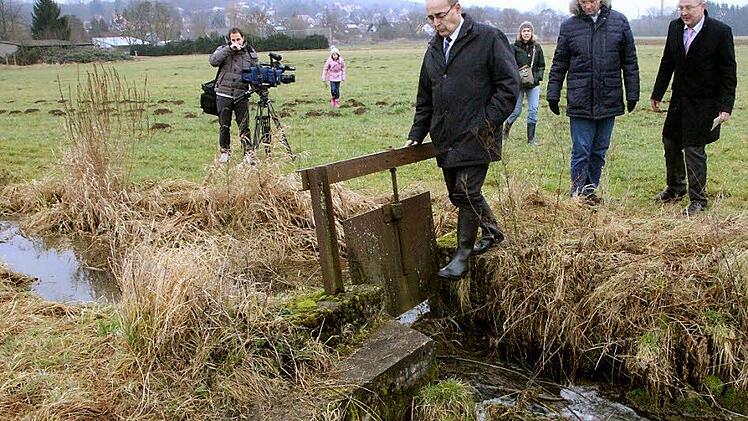Eine Vielzahl solcher Gräben durchzog das Wiesenttal. Am Lehrpfad sind einige davon erlebbar.  Foto: Josef Hofbauer