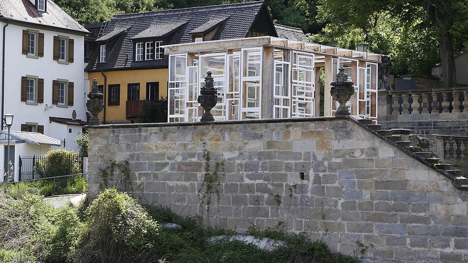 Neues Kunstobjekt aus alten Fenstern im Garten der Bamberger Villa
