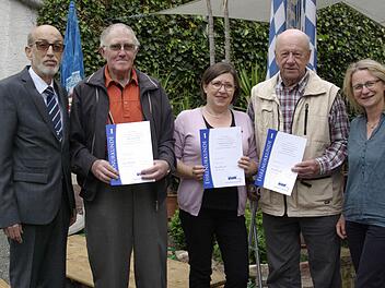 Stellvertretender Kreisvorsitzender, Helmut Beck (l.) und Stadträtin Elisabeth Assmann (r.) dankten den langjährigen Mitgliedern Karl Schottorf, Gabriele Dausacker und Johann Hirsch (v. l.) für ihre Treue zum VdK.   Foto: Ehling