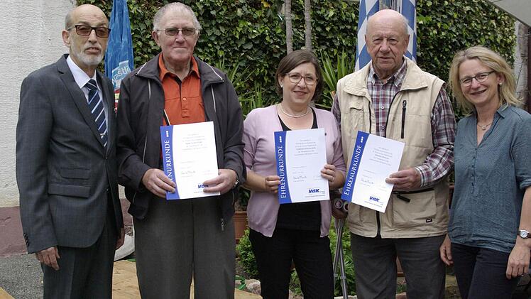 Stellvertretender Kreisvorsitzender, Helmut Beck (l.) und Stadträtin Elisabeth Assmann (r.) dankten den langjährigen Mitgliedern Karl Schottorf, Gabriele Dausacker und Johann Hirsch (v. l.) für ihre Treue zum VdK.   Foto: Ehling