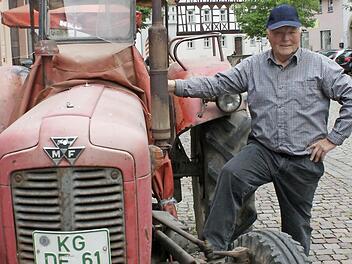 Edgar Dömling fährt einen MF Gerguson Baujahr 1960 mit 34 PS. Damals war der sein ganzer Stolz.  Fotos: Robert Huger