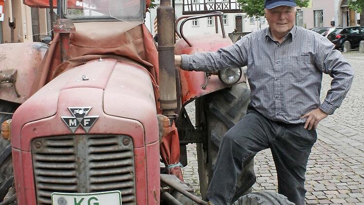 Edgar Dömling fährt einen MF Gerguson Baujahr 1960 mit 34 PS. Damals war der sein ganzer Stolz.  Fotos: Robert Huger