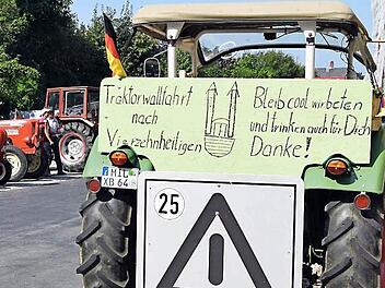 Das Schlussfahrzeug aus Miltenberg versichert den nachfolgenden Autofahrer, dass man für in Vierzehnheiligen für sie beten und trinken werde. Fotos: Andreas Welz