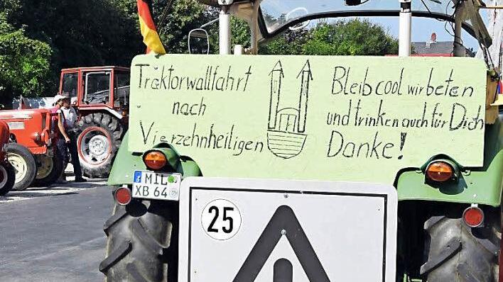 Das Schlussfahrzeug aus Miltenberg versichert den nachfolgenden Autofahrer, dass man für in Vierzehnheiligen für sie beten und trinken werde. Fotos: Andreas Welz