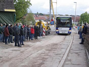 Achtung der Bus kommt! Fünfmal täglich kreuzt der KOB-Bus die gesperrte Straße, flankiert von einem Sicherheitsdienst.  Fotos: Winfried Ehling