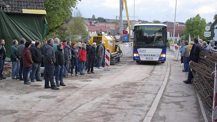 Achtung der Bus kommt! Fünfmal täglich kreuzt der KOB-Bus die gesperrte Straße, flankiert von einem Sicherheitsdienst.  Fotos: Winfried Ehling