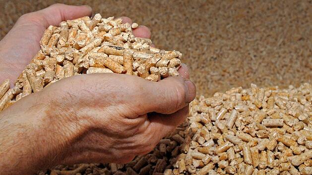 S&auml;gemehl verbessert schwere B&ouml;den, indem diese gelockert werden. Foto: Jens Schierenbeck/dpa