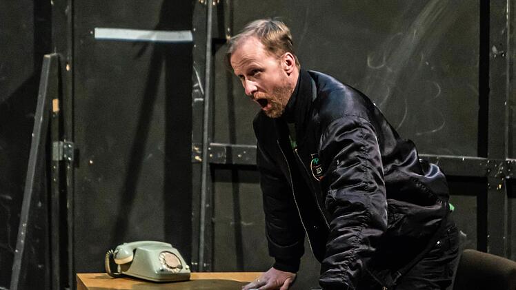 Probenszenen zur Coburger Neuinszenierung der Oper "Das schlaue Füchslein" in markierter Bühnen-DekorationFoto: Jochen Berger
