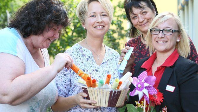 Eine spirituelle Mutmachgeschichte hat Pflegefachkraft Elena Präcklein (zweite von links) den Kursteilnehmerinnen und der verantwortlichen Pflegedienstleitung Carolin Becker (rechts) mitgebracht. Rosi Senger (ganz links) und Natalie Heckel nehmen die gerollten Papierbögen schon einmal stellvertretend in Empfang. Foto: Katja Nauer