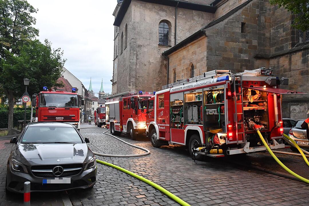 Großeinsatz in der Bamberger Altstadt: Dachstuhl am Jakobsplatz brennt