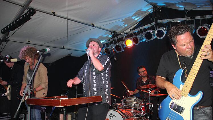 Steven Troch und seine Band heizten im Schmölzer Blues-Zelt mächtig ein. Friedwald Schedel