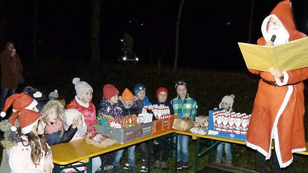 Der Nikolaus wusste viel zu berichten &uuml;ber die Untersteinacher Buben und M&auml;dchen. Foto: Werner Oetter