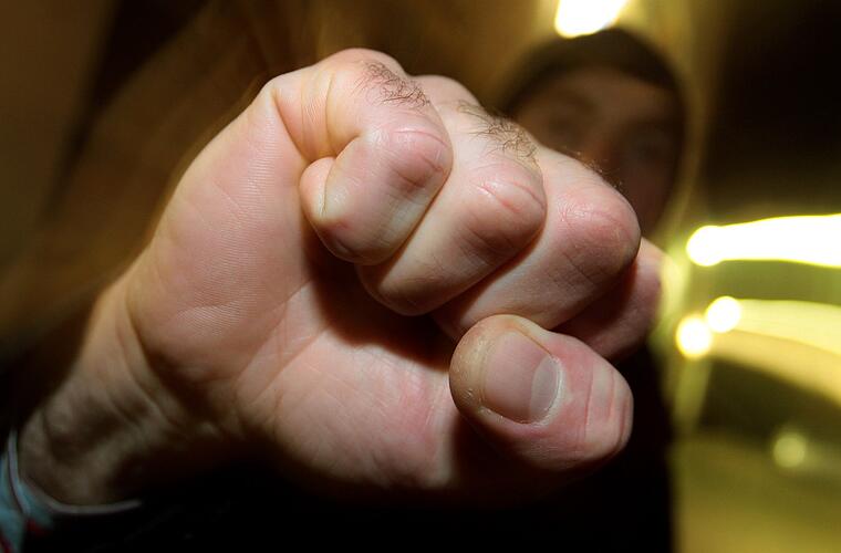 Coburg: Mann (49) ins Gesicht geschlagen - tätowierter Schläger mit Biker-Kutte gesucht
