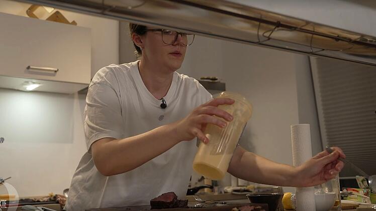 Schwitzen unter der W&auml;rmelampe: Yase richtet ihre Pasta mit Parmesansauce an.