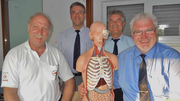 Hier geht's ans Eingemachte - stellv. Bereitschaftsleiter der Sanitätsbereitschaft Werner Sattes, Kreisbereitschaftsleiter Carsten Droll, Ehrenbereitschaftsleiter Manfred Hofmann und Bereitschaftsleiter Alfred Sattes demonstrieren in ihren neuen Räumen einen Torso als Übungsobjekt.