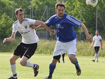 Der SSV Kasendorf (rechts Verteidiger Martin Stübinger im letzten Saisonspiel beim VfB Kulmbach) startet bereits am 12. Juli in die neue Saison der Fußball-Landesliga Nordost. Foto: Herbert Georgius