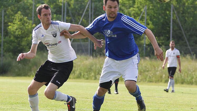 Der SSV Kasendorf (rechts Verteidiger Martin Stübinger im letzten Saisonspiel beim VfB Kulmbach) startet bereits am 12. Juli in die neue Saison der Fußball-Landesliga Nordost. Foto: Herbert Georgius