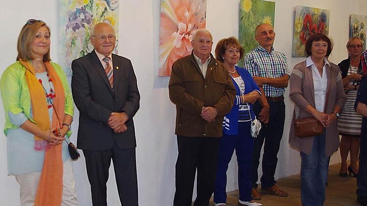Andrea Partheymüller-Gerber und Georg Partheymüller (von links) hörten mit Gästen der Vernissage den Ausführungen von Karol J. Hurec zu.