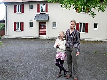 Für Sigrun Wagner (41) ist Stadtsteinach/Rugendorf die erste Pfarrstelle. Auch Tochter Friede (8) gefällt das Pfarrhaus in Rugendorf sehr gut. Sie wird ab dem nächsten Schuljahr die vierte Klasse in der Rugendorfer Schule - gleich gegenüber - besuchen. Foto: Sonny Adam