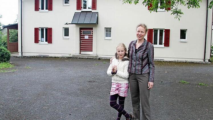 Für Sigrun Wagner (41) ist Stadtsteinach/Rugendorf die erste Pfarrstelle. Auch Tochter Friede (8) gefällt das Pfarrhaus in Rugendorf sehr gut. Sie wird ab dem nächsten Schuljahr die vierte Klasse in der Rugendorfer Schule - gleich gegenüber - besuchen. Foto: Sonny Adam