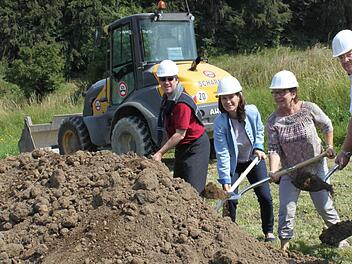 Spatenstich in Buckenreuth  Foto: Carmen Schwind