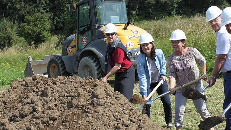 Spatenstich in Buckenreuth  Foto: Carmen Schwind