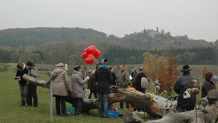 Mit diesem Herz und einem Feldahorn gedachten Andreas Städler und seine Söhne und zahlreiche Freunde und Bekannte der verstorbenen Steffi Städler. Foto: Edwin Meißinger