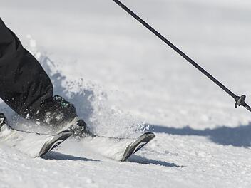 Ein schrecklicher Unfall mit Todesfolge hat sich am Mittwoch in einem beliebten Tiroler Skigebiet ereignet.  Foto: Patrick Seeger/dpa