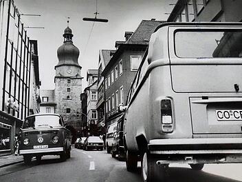 Als durch die Spitalgasse noch der Verkehr rollte: Dieses Bild, das Anfang der 1980er aufgenommen wurde, macht Lust auf noch mehr Erinnerungen an früher. Foto: CT-Archiv