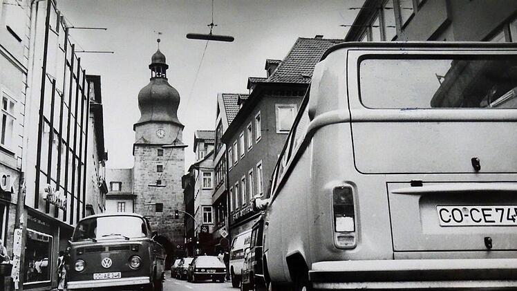 Als durch die Spitalgasse noch der Verkehr rollte: Dieses Bild, das Anfang der 1980er aufgenommen wurde, macht Lust auf noch mehr Erinnerungen an früher. Foto: CT-Archiv