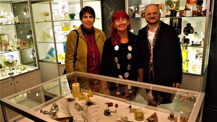 Ausstellungserweiterung durch die Münchnerin Beatrice Frankl in Kleintettau. Von links: Jana Buhrow, Beatrice Frankl und Museumsleiter Sandro Welsch. Gerd Fleischmann
