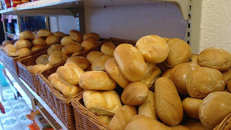 Auch die Brötchenkörbe werden nächtlich gefüllt. Foto: Stephanie Elm