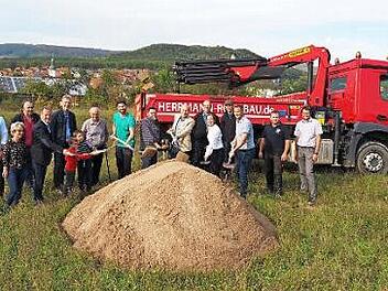 Symbolischer Spatenstich für das neue Baugebiet "Platte" in Gunzendorf mit Vertretern der beteiligten Büros und Firmen, Anwohnern, Marktgemeinderäten und Bürgermeister Michael Karman Foto: A. Spörlein
