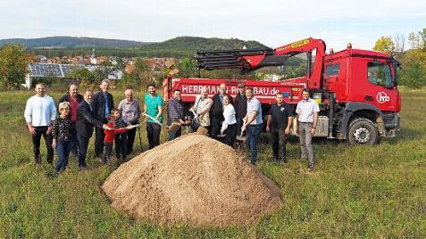 Symbolischer Spatenstich für das neue Baugebiet "Platte" in Gunzendorf mit Vertretern der beteiligten Büros und Firmen, Anwohnern, Marktgemeinderäten und Bürgermeister Michael Karman Foto: A. Spörlein